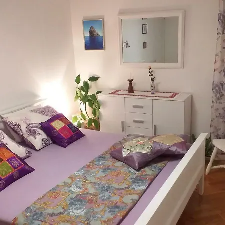 Laurel With Stunning View Split