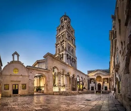 Laurel With Stunning View Split