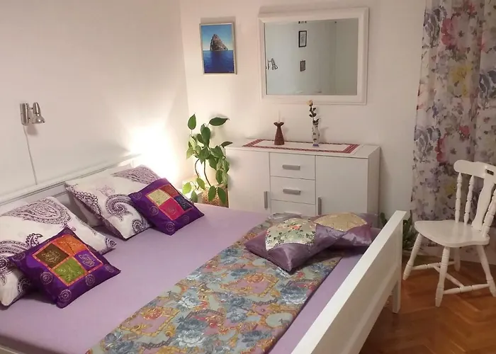 Laurel With Stunning View Split