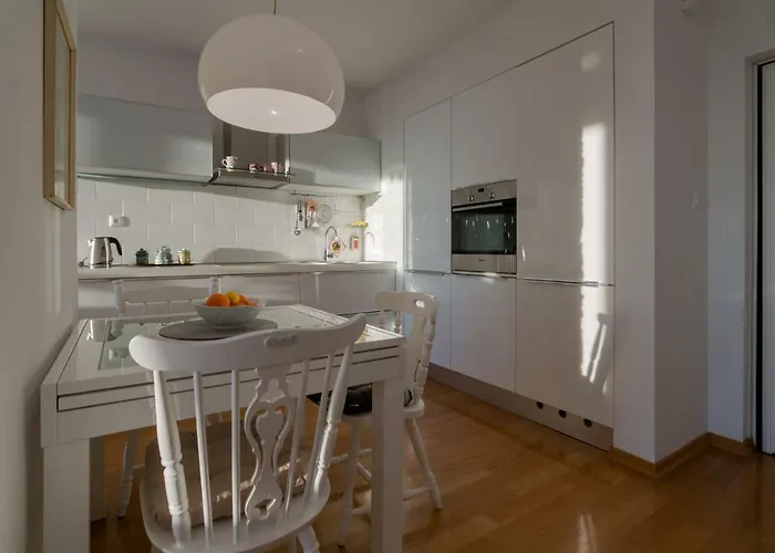 Laurel With Stunning View *