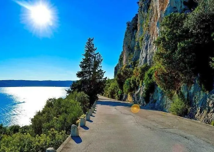 Laurel With Stunning View Split